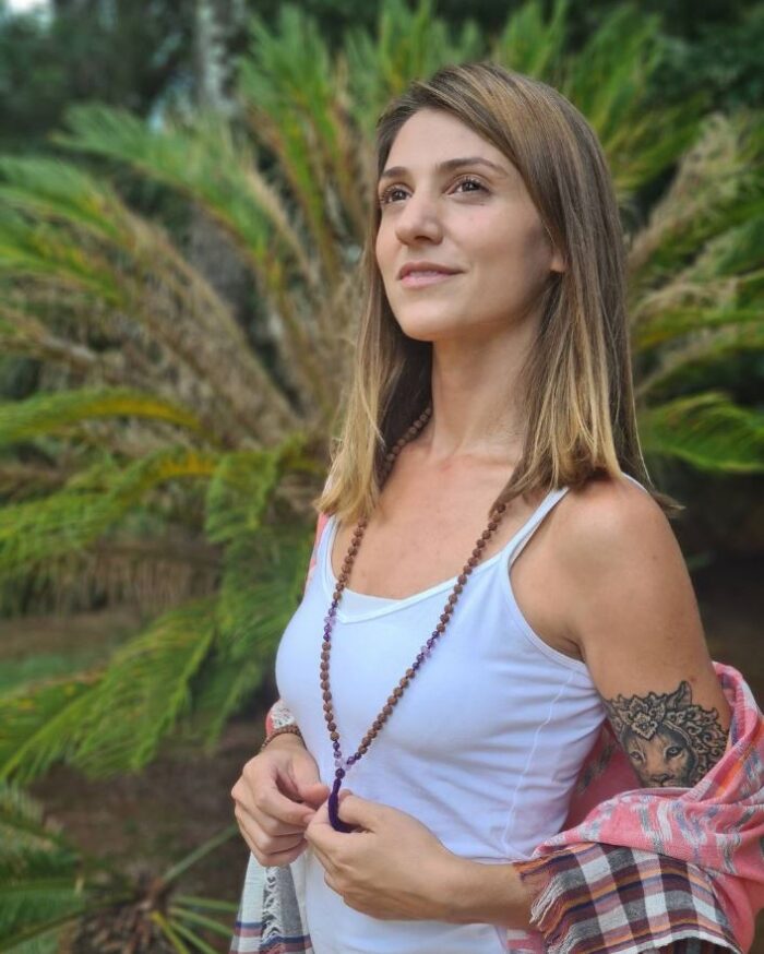 Japamala de Rudrakshas verdadeiras com pedras ametistas (foto produzida por AUM Bali)