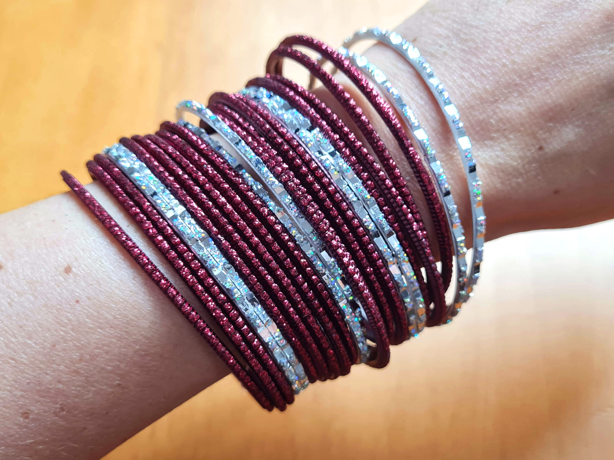 pulseiras indianas 24 peças vinho bordô e prateado brilhosa