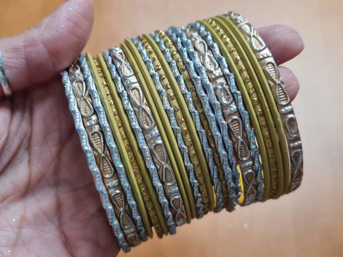 Conjunto de 24 pulseiras indianas de metal com brilhos amarelo