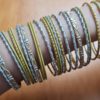 Conjunto de 24 pulseiras indianas de metal com brilhos amarelo