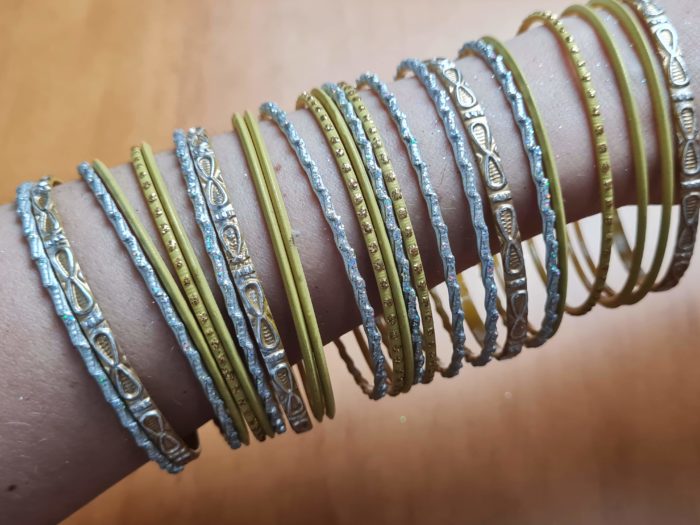 Conjunto de 24 pulseiras indianas de metal com brilhos amarelo