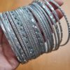 Conjunto de 24 pulseiras indianas de metal com brilhos prateada II