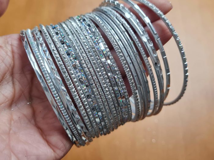Conjunto de 24 pulseiras indianas de metal com brilhos prateada II