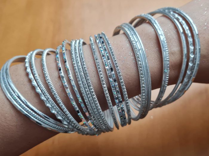 Conjunto de 24 pulseiras indianas de metal com brilhos prateada II