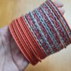 Conjunto de 24 pulseiras indianas de metal com brilhos laranja e prateado