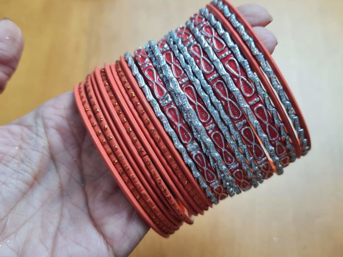 Conjunto de 24 pulseiras indianas de metal com brilhos laranja e prateado