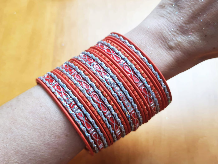 conjunto de 24 pulseiras indianas laranja e prateado