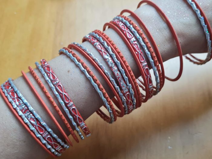 Conjunto de 24 pulseiras indianas de metal com brilhos laranja e prateado