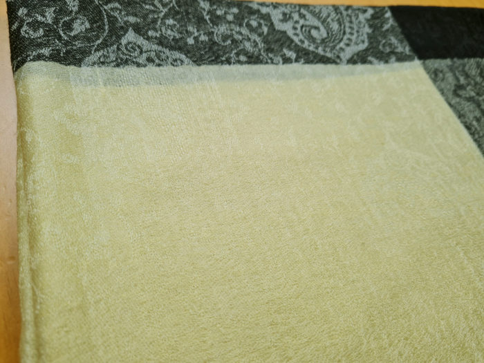 Pashimina indiana de cashmere estampa paisleys amarelo e preto