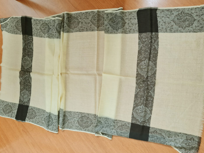 Pashimina indiana de cashmere estampa paisleys amarelo e preto