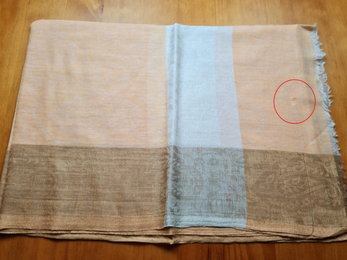 Pashimina indiana de cashmere estampa paisleys coral e creme (avariado)