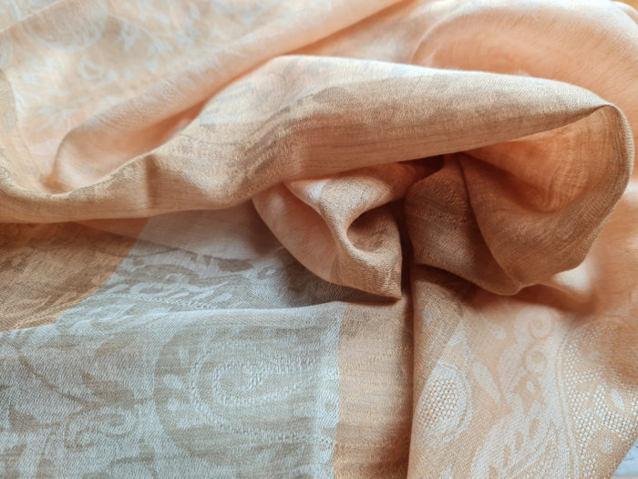 Pashimina indiana de cashmere estampa paisleys coral e creme (avariado)