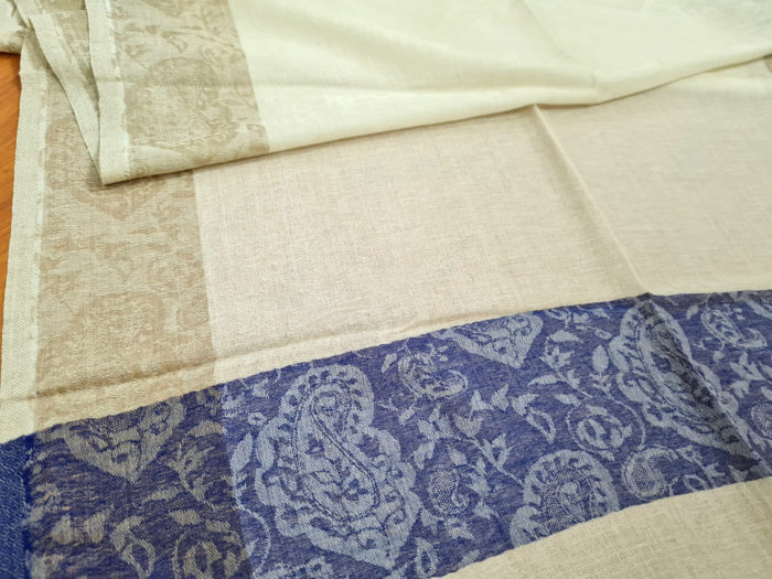 Pashimina indiana de cashmere estampa paisleys creme e azul