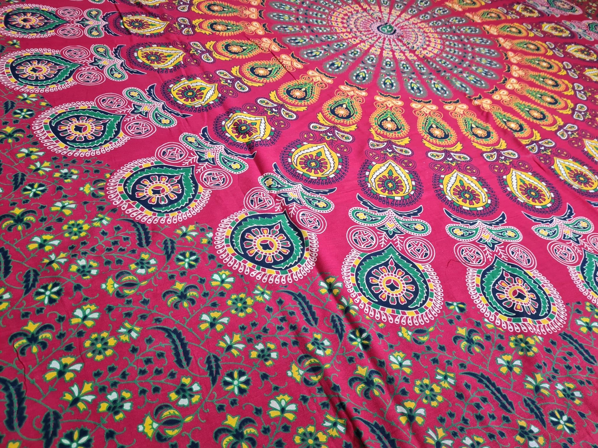 Colcha indiana ou painel decorativo Mandala vermelho e color