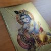 20220623_230455 Folha laminada dourada para enquadrar e pendurar Krishna Baby 30 x 21 cm