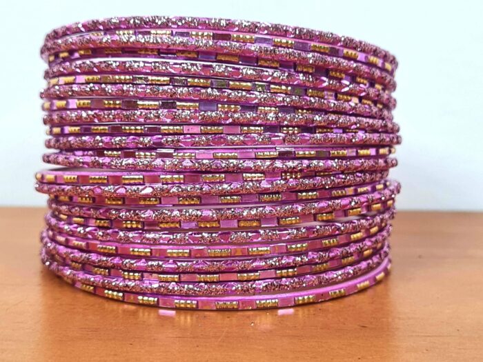 Conjunto de 24 pulseiras indianas de metal com brilhos rosa