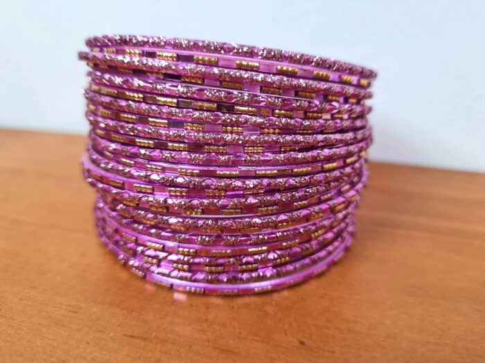 Conjunto de 24 pulseiras indianas de metal com brilhos rosa