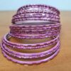 Conjunto de 24 pulseiras indianas de metal com brilhos rosa