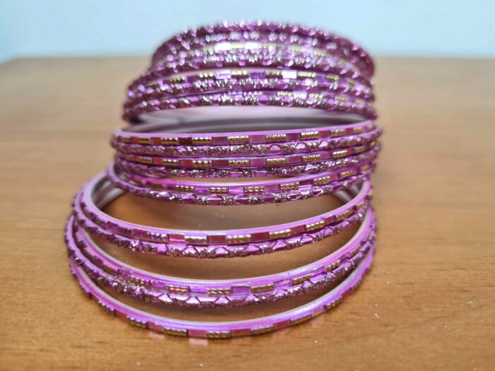 Conjunto de 24 pulseiras indianas de metal com brilhos rosa