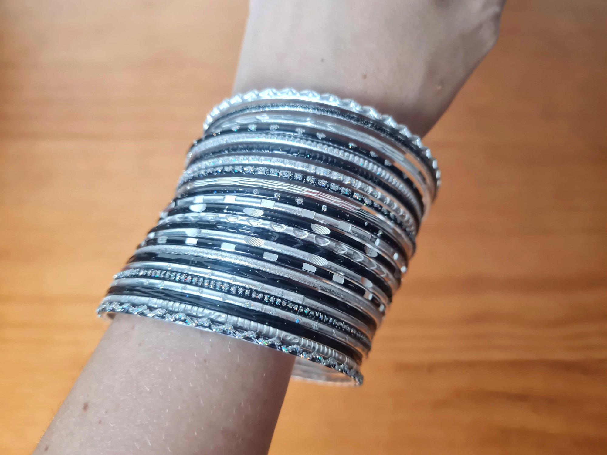 conjunto de 24 pulseiras indianas de metal com brilhos