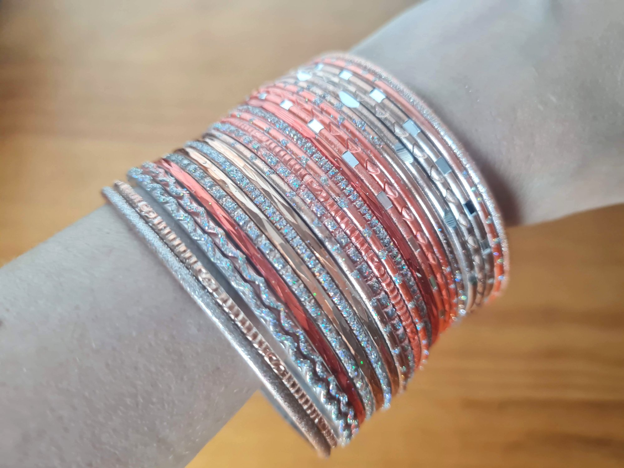 conjunto de 24 pulseiras indianas de metal com brilhos