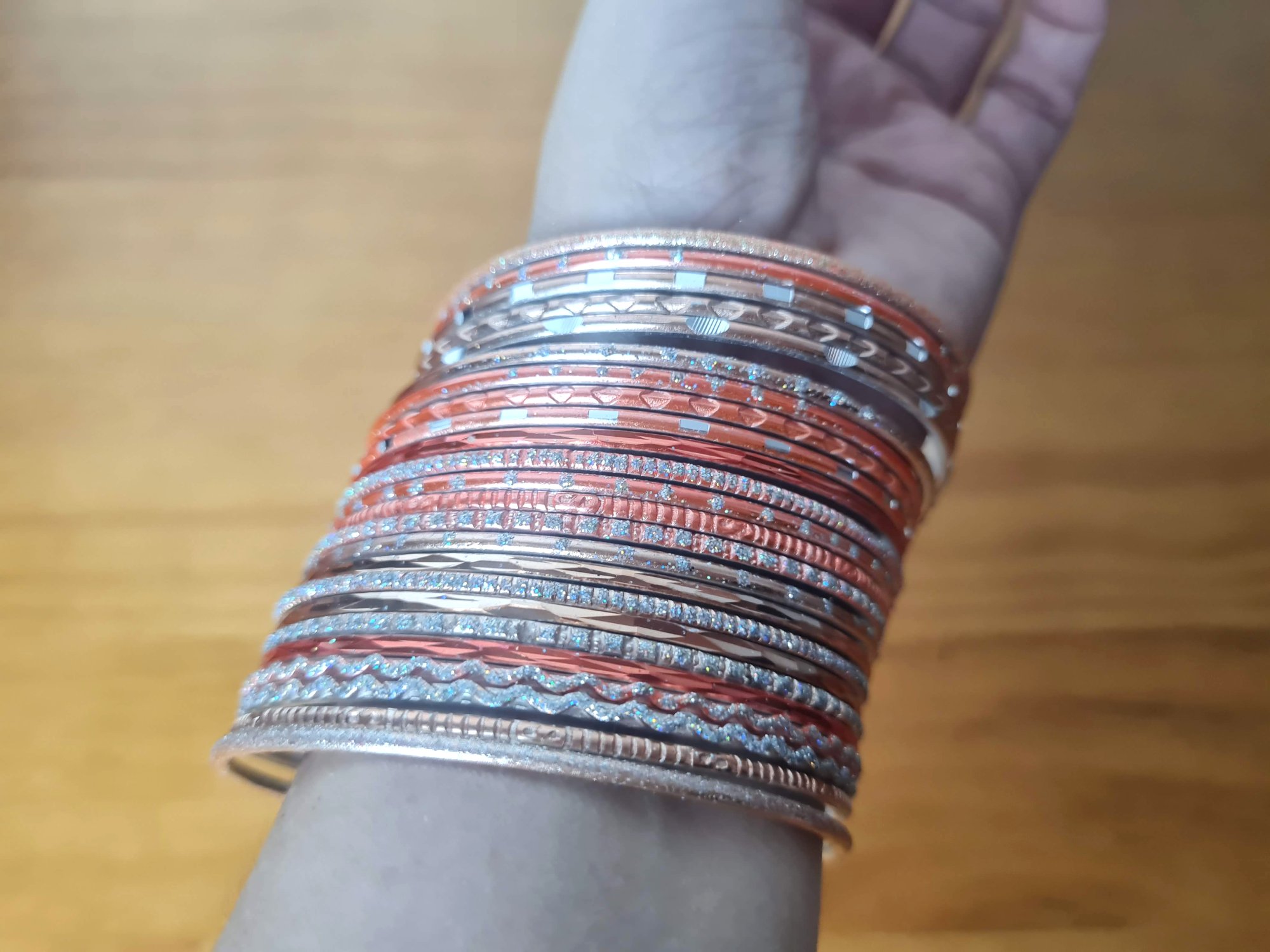conjunto de 24 pulseiras indianas de metal com brilhos