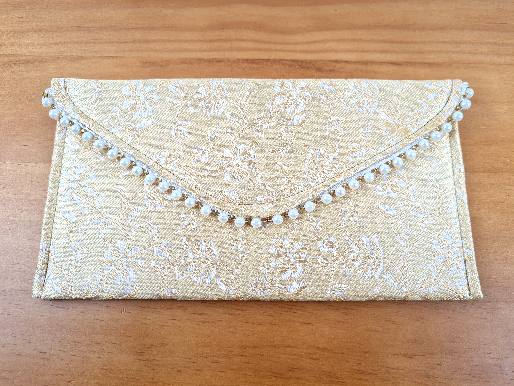 clutch indiana de tecido com pedrinhas, 23cm