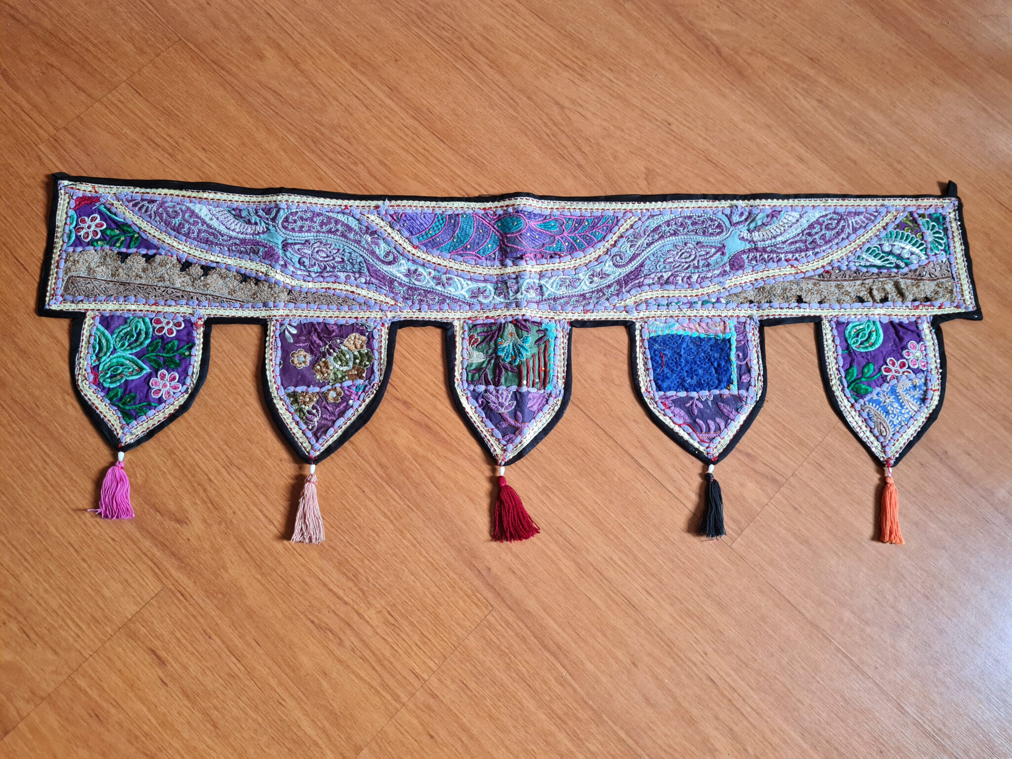 Bandô de porta indiano (Toran), bordado, colorido com 5 pontas e tassel