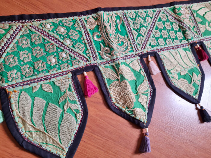 Bandô de porta indiano (Toran), bordado, colorido com 5 pontas e tassel