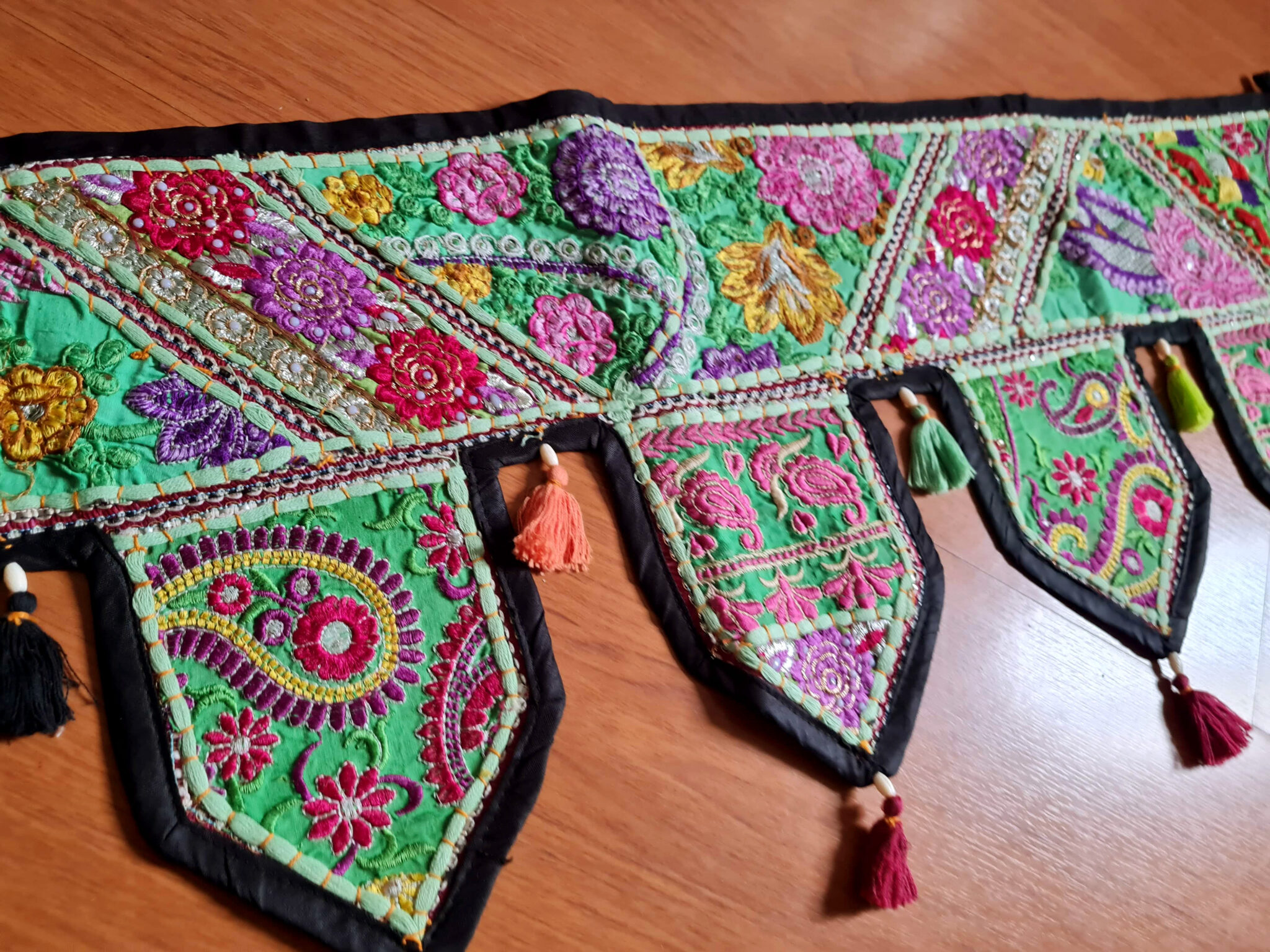 Bandô de porta indiano (Toran), bordado, colorido com 5 pontas e tassel