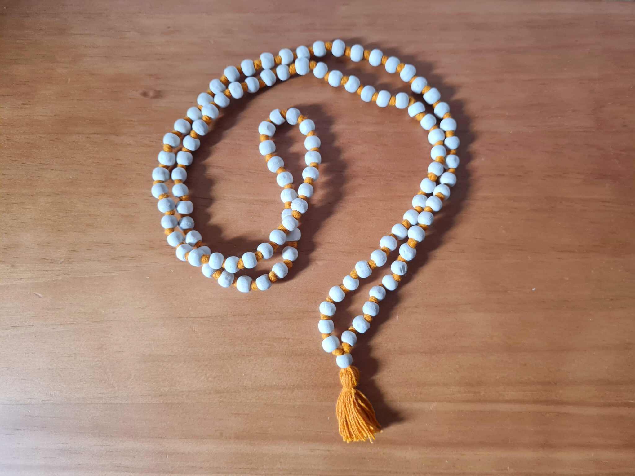 japanala de Neem indiano com tassel laranja 50cm