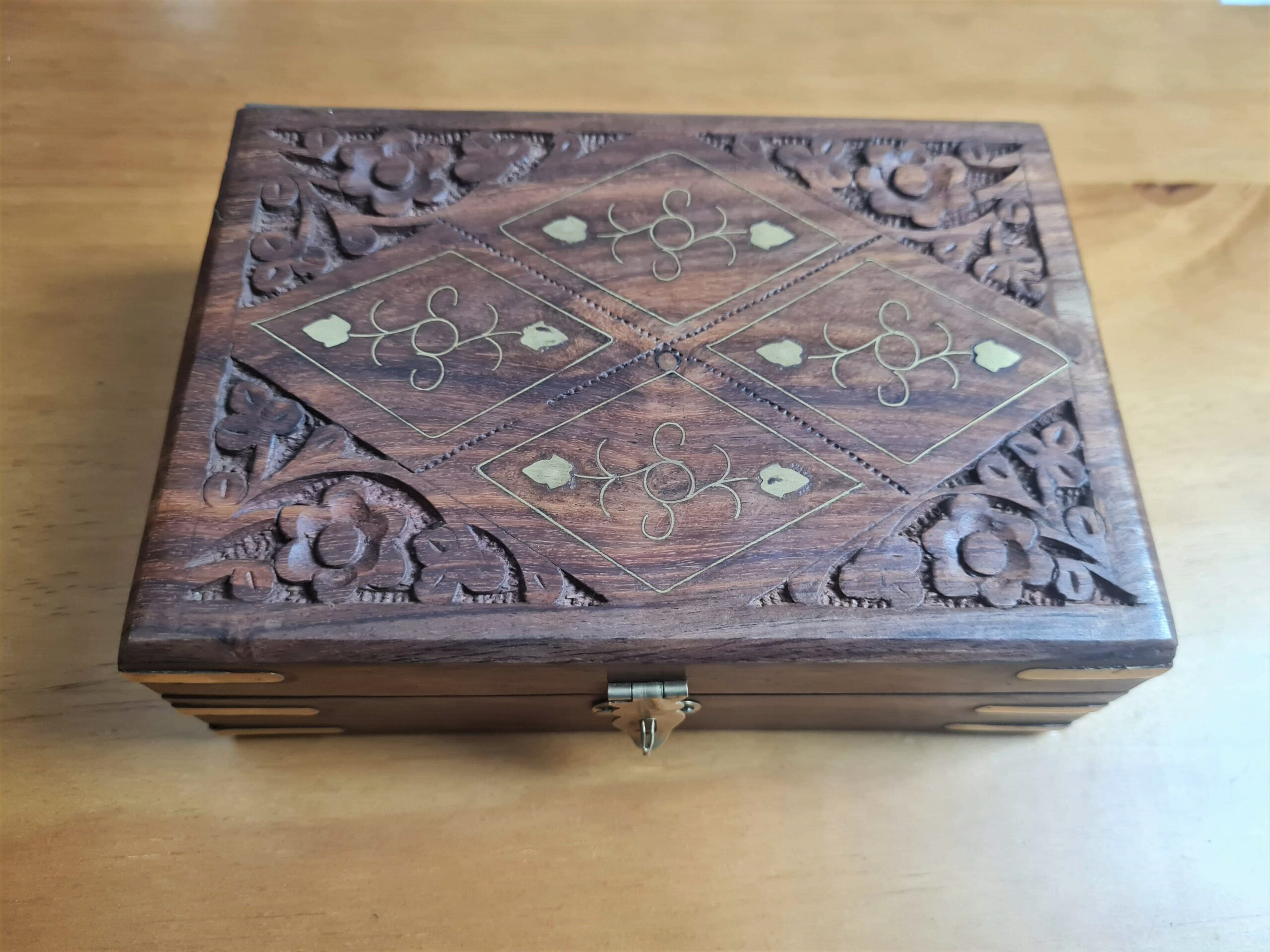 caixa de marchetaria indiana com detalhes em bronze