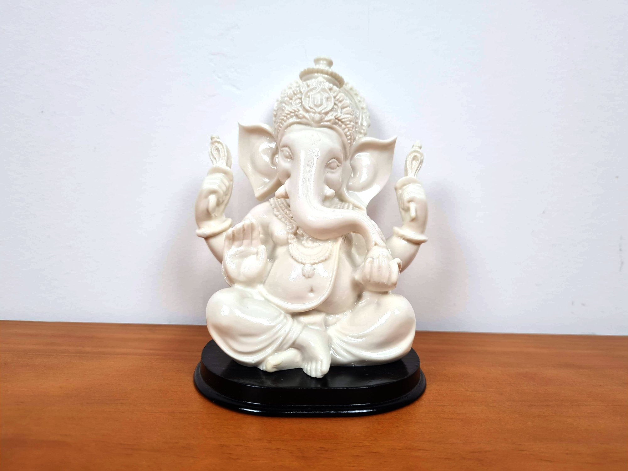 estátua de Ganesha branco em resina 14cm