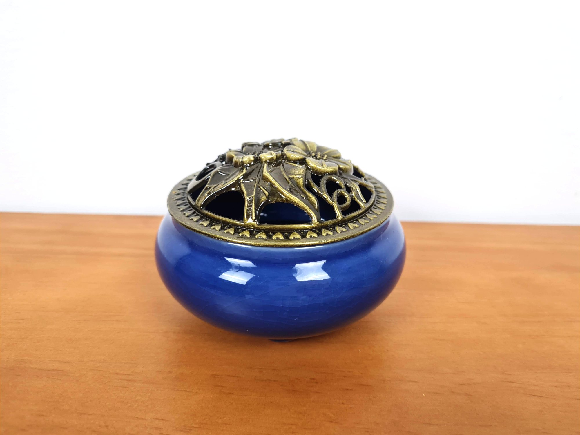 incensário de porcelana com metal para incensos cone e madeiras
