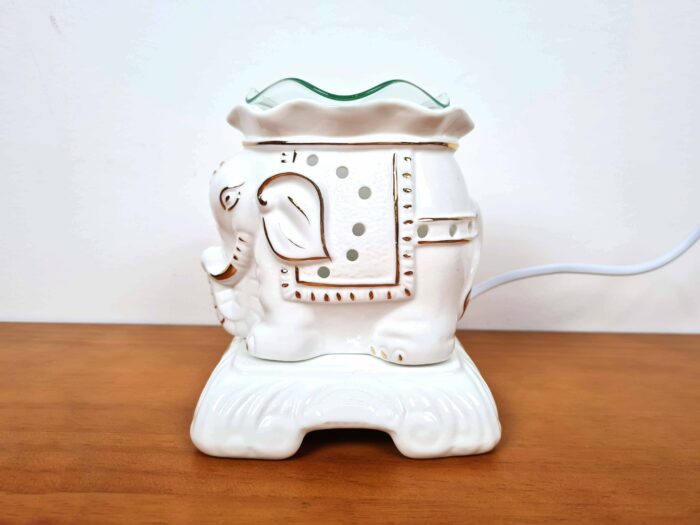 Difusor de ambientes elétrico design elefante para uso como aromaterapia e luminária