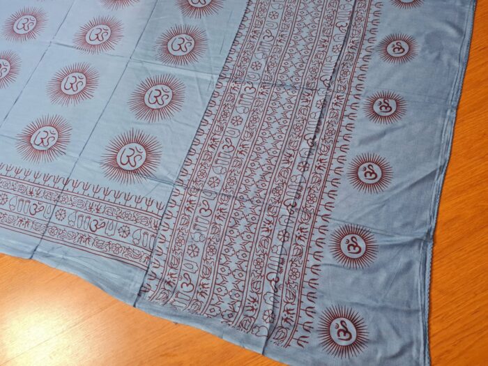 Chadar indiano (manto de oração) de Om e mantras azul médio