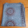 Chadar indiano (manto de oração) de Om e mantras azul médio