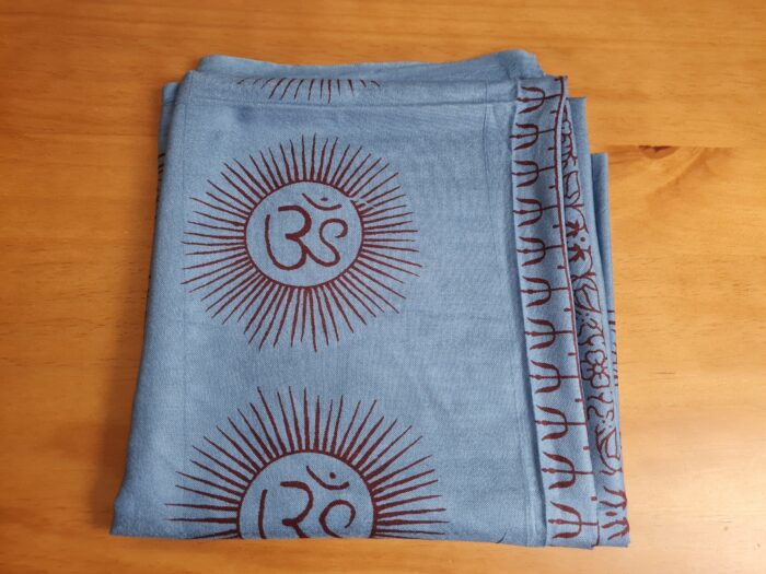 Chadar indiano (manto de oração) de Om e mantras azul médio