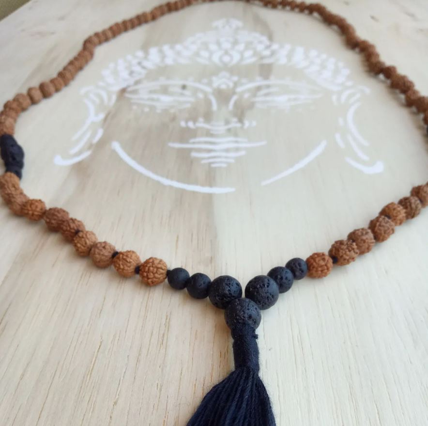 Japamala de Bali, rudrakshas com pedras lava e tassel de seda preto