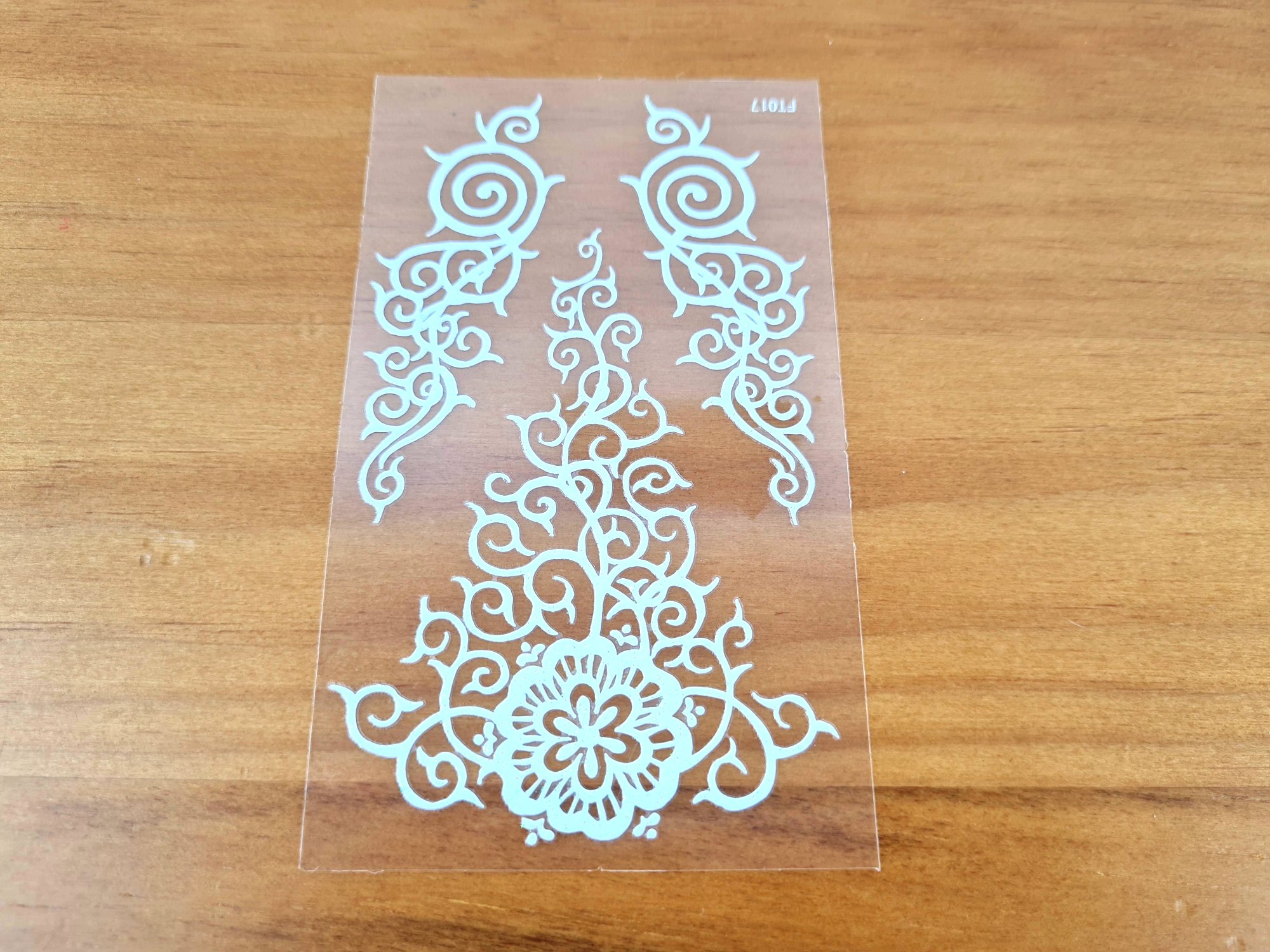 tatuagem indiana adesiva branca de arabescos