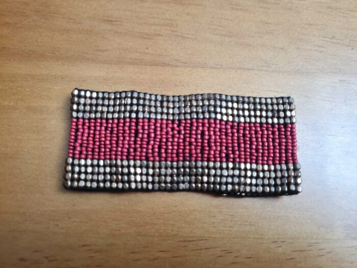 Pulseira indiana maleável de miçangas vermelho e dourado