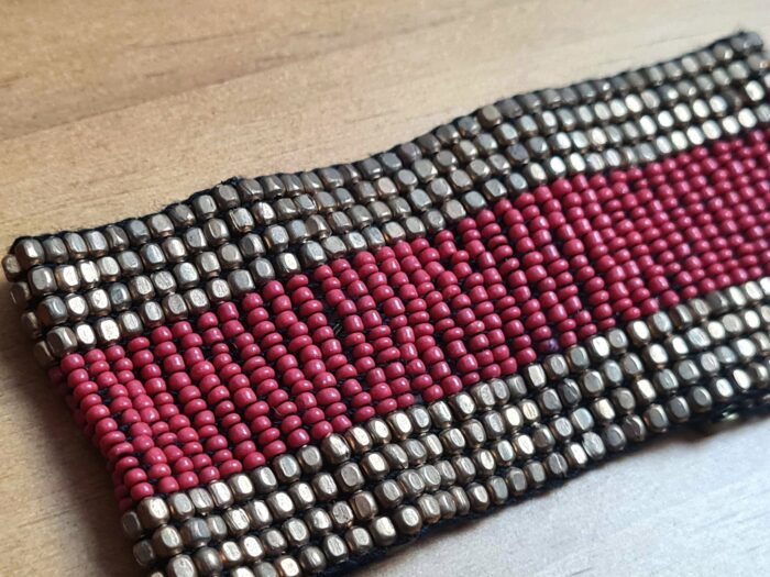 Pulseira indiana maleável de miçangas vermelho e dourado