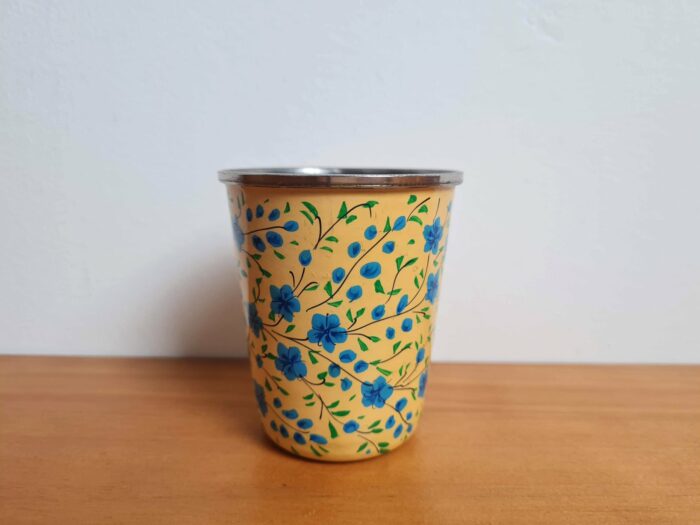 Copo de inox indiano pintado a mão floral artesanal amarelo e azul