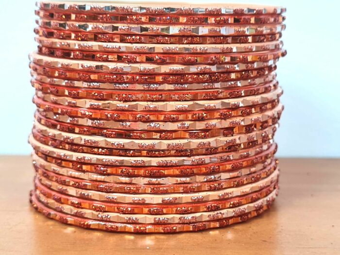 Conjunto de 24 pulseiras indianas de metal com brilhos laranja em 2 tons