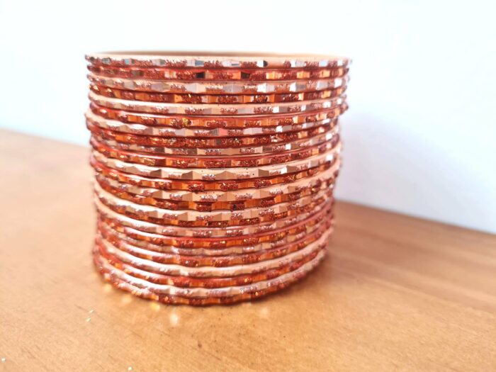 Conjunto de 24 pulseiras indianas de metal com brilhos laranja em 2 tons