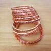 Conjunto de 24 pulseiras indianas de metal com brilhos laranja em 2 tons
