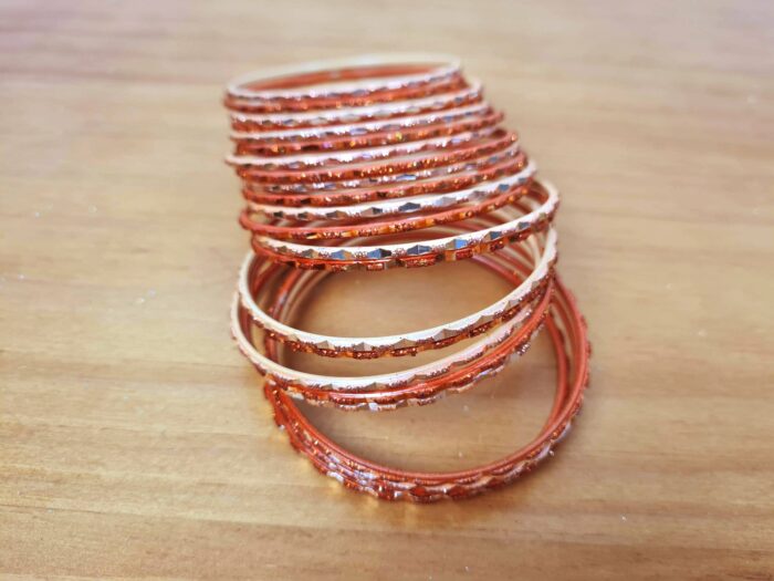 Conjunto de 24 pulseiras indianas de metal com brilhos laranja em 2 tons