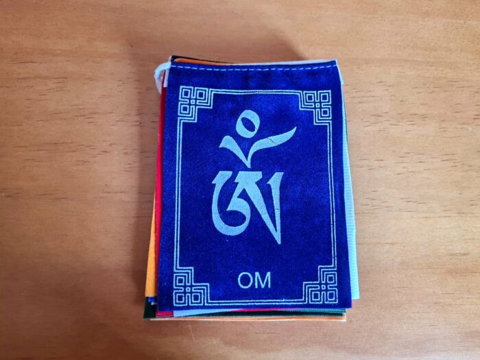 Bandeiras tibetanas veludo do mantra "Om Mani Padme Hum" (11cm x 8cm)