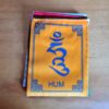 Bandeiras tibetanas veludo do mantra "Om Mani Padme Hum" (11cm x 8cm)