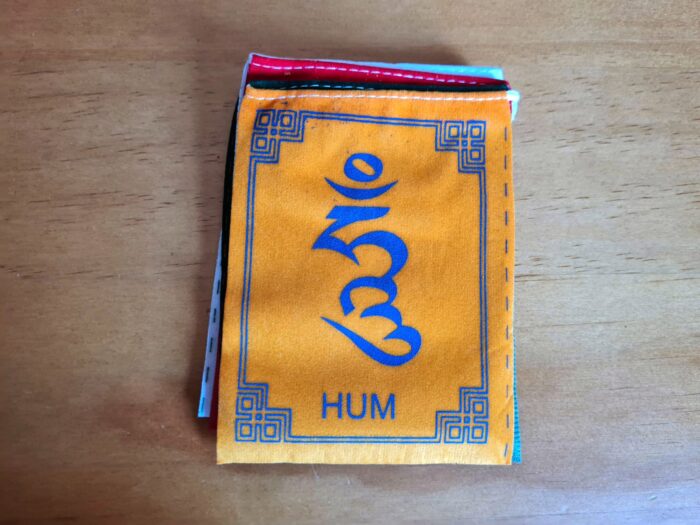 Bandeiras tibetanas veludo do mantra "Om Mani Padme Hum" (11cm x 8cm)